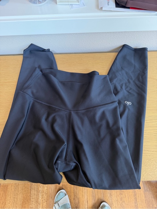 ALO Yoga Pants - ALO Yoga Black High-Rise Leggings with Logo
